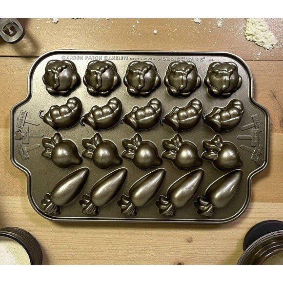 Nordic Ware Garden Patch Cakelets Baking Pan Vegetables Carrots Peas Cabbage - Picture 1 of 10